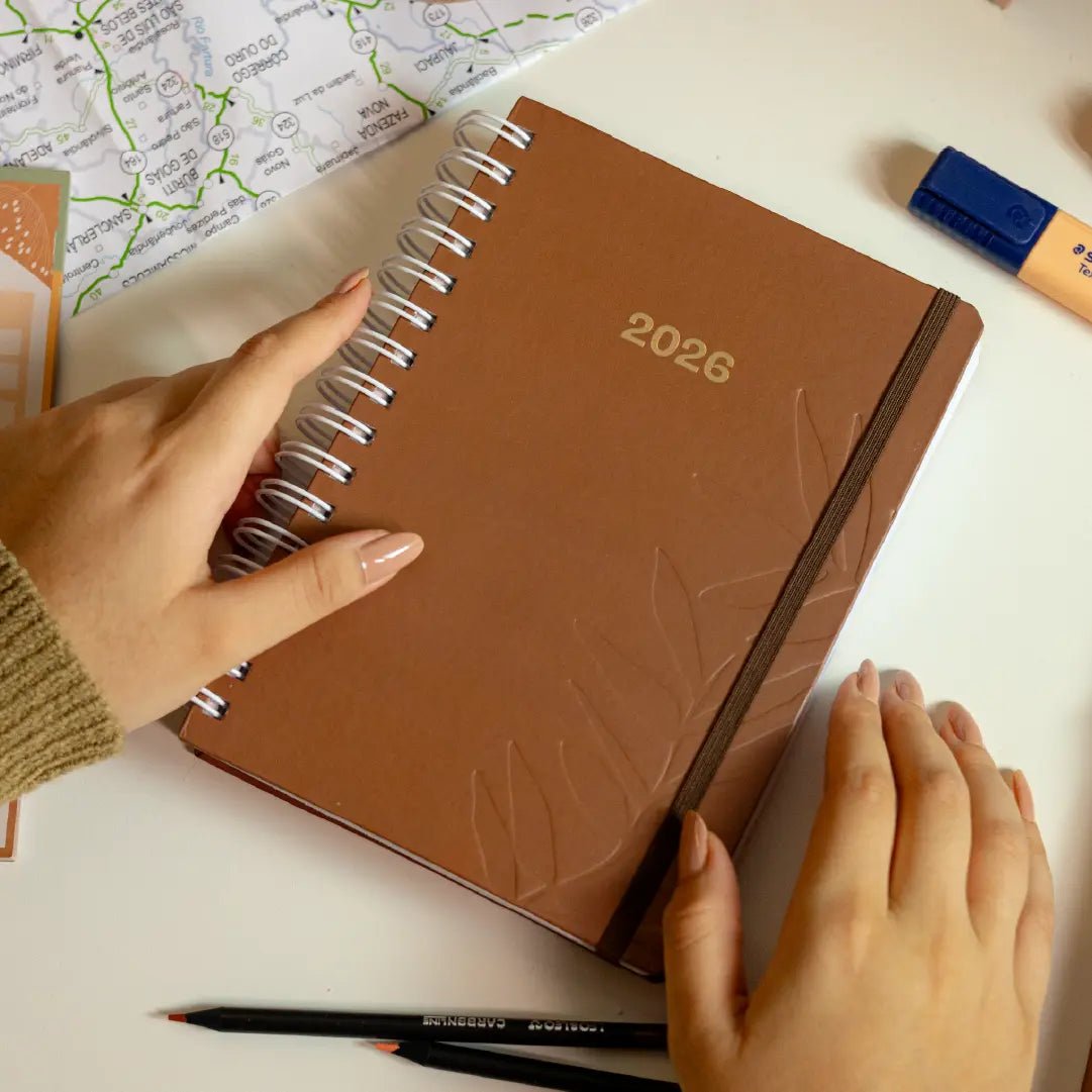 PLANNER DIARIO 2026 MAGNOLIA BOHO BOTANIC MARROM - Magnolia Iguatemi Esplanada