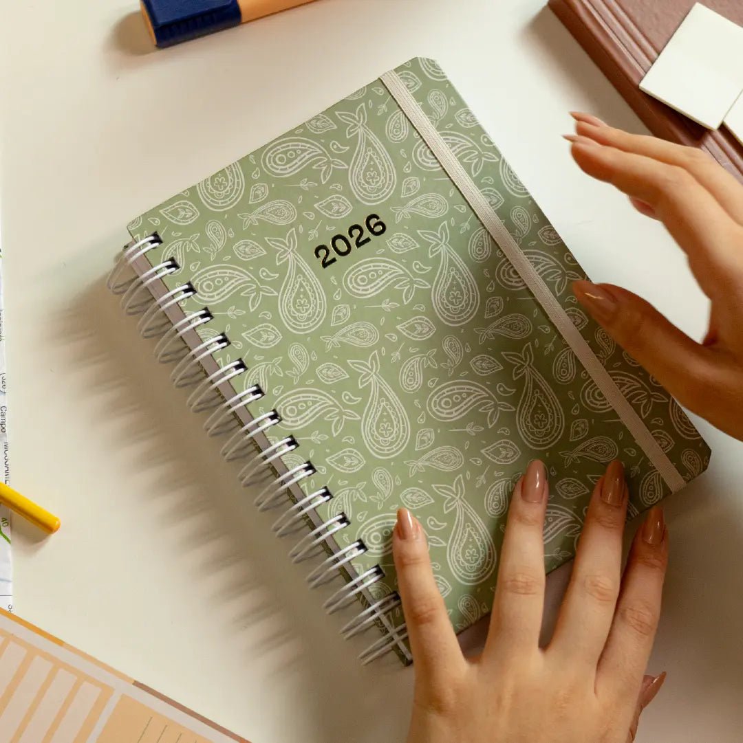 PLANNER DIARIO 2026 MAGNOLIA BOHO PAISLEY VERDE - Magnolia Iguatemi Esplanada