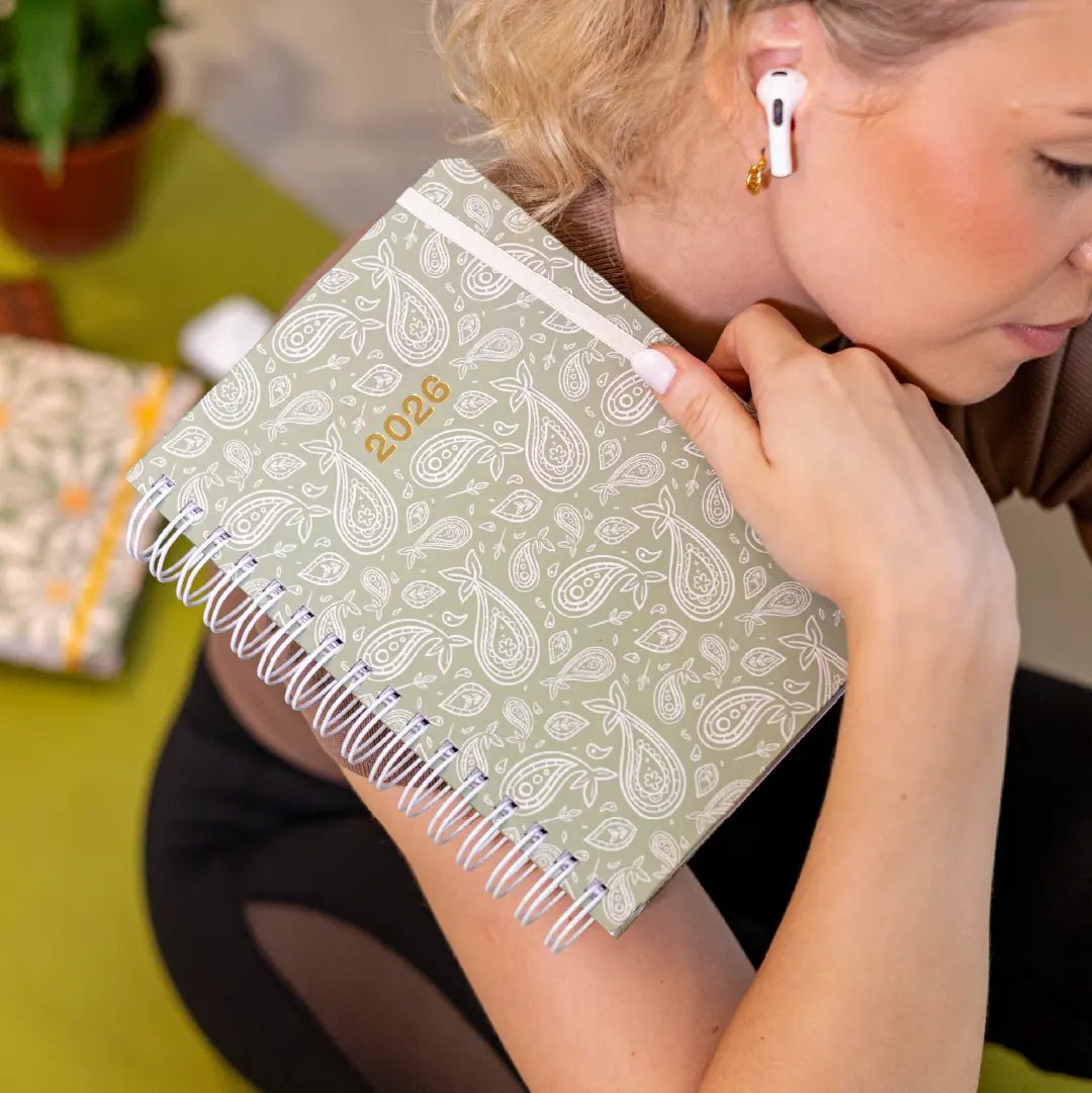 PLANNER DIARIO 2026 MAGNOLIA BOHO PAISLEY VERDE - Magnolia Iguatemi Esplanada