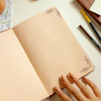 PLANNER SLIM 2026 MAGNOLIA BOHO PAISLEY MARROM - Magnolia Iguatemi Esplanada