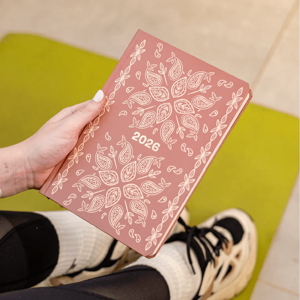 PLANNER SLIM 2026 MAGNOLIA BOHO PAISLEY MARROM - Magnolia Iguatemi Esplanada