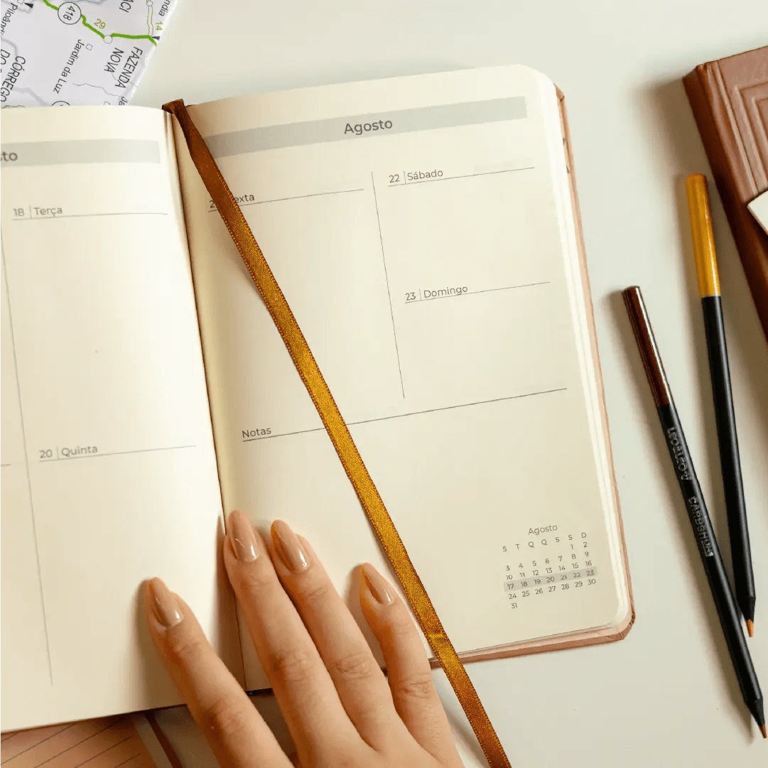 PLANNER SLIM 2026 MAGNOLIA BOHO PAISLEY MARROM - Magnolia Iguatemi Esplanada