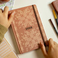 PLANNER SLIM 2026 MAGNOLIA BOHO PAISLEY MARROM - Magnolia Iguatemi Esplanada