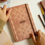 PLANNER SLIM 2026 MAGNOLIA BOHO PAISLEY MARROM - Magnolia Iguatemi Esplanada