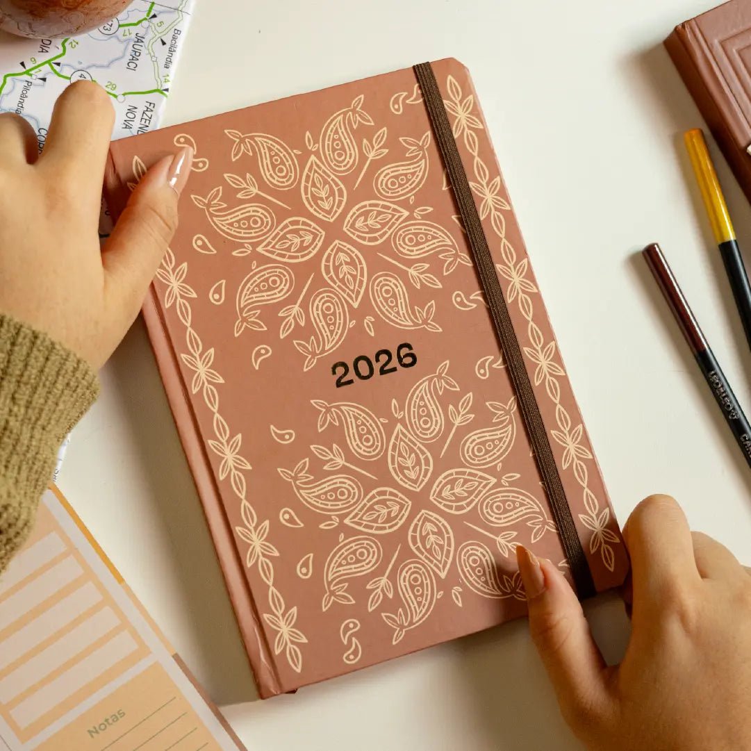 PLANNER SLIM 2026 MAGNOLIA BOHO PAISLEY MARROM - Magnolia Iguatemi Esplanada