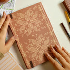 PLANNER SLIM 2026 MAGNOLIA BOHO PAISLEY MARROM - Magnolia Iguatemi Esplanada