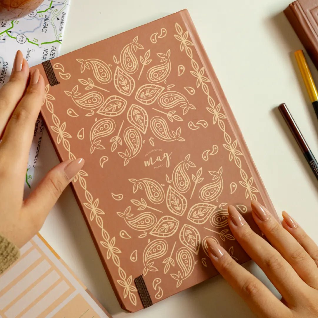 PLANNER SLIM 2026 MAGNOLIA BOHO PAISLEY MARROM - Magnolia Iguatemi Esplanada